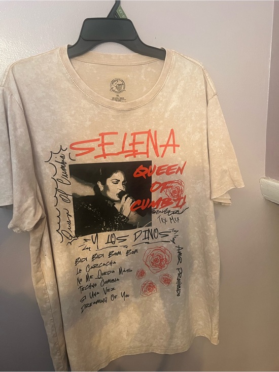 Tops - Selena Graphic Tee - Beige with Red & Black Print Size XL Pre Owned